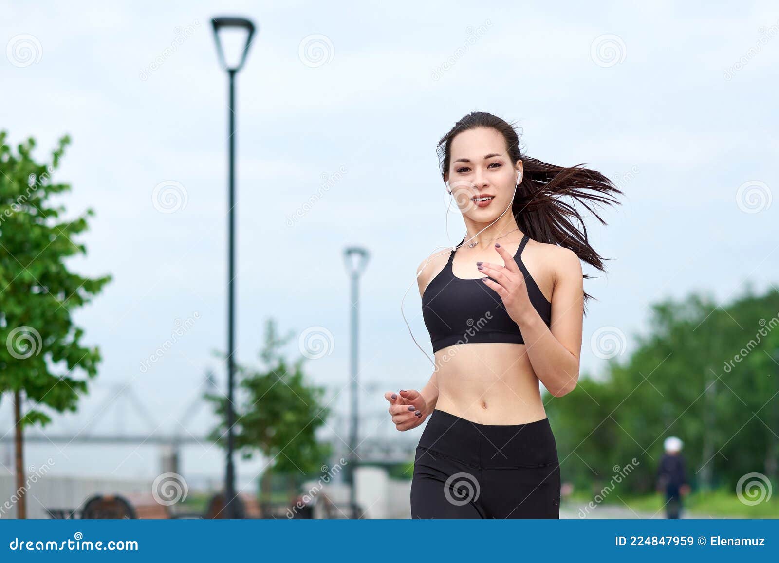 Atleta Asiática En Carrera. Correr Por La Mañana. Imagen de archivo -  Imagen de ciudad, basculador: 224847959