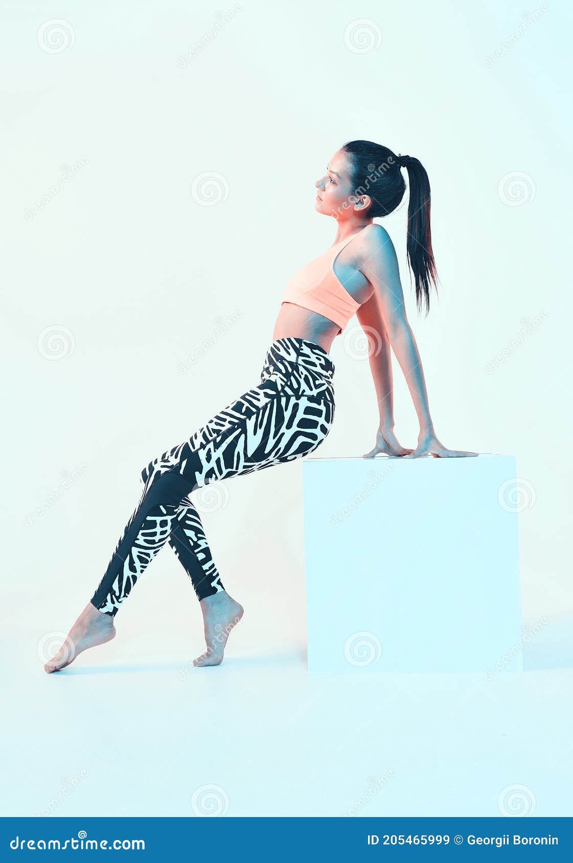 Atleta Chica Con Ropa Deportiva Elegante Posando Con Luz De Neón