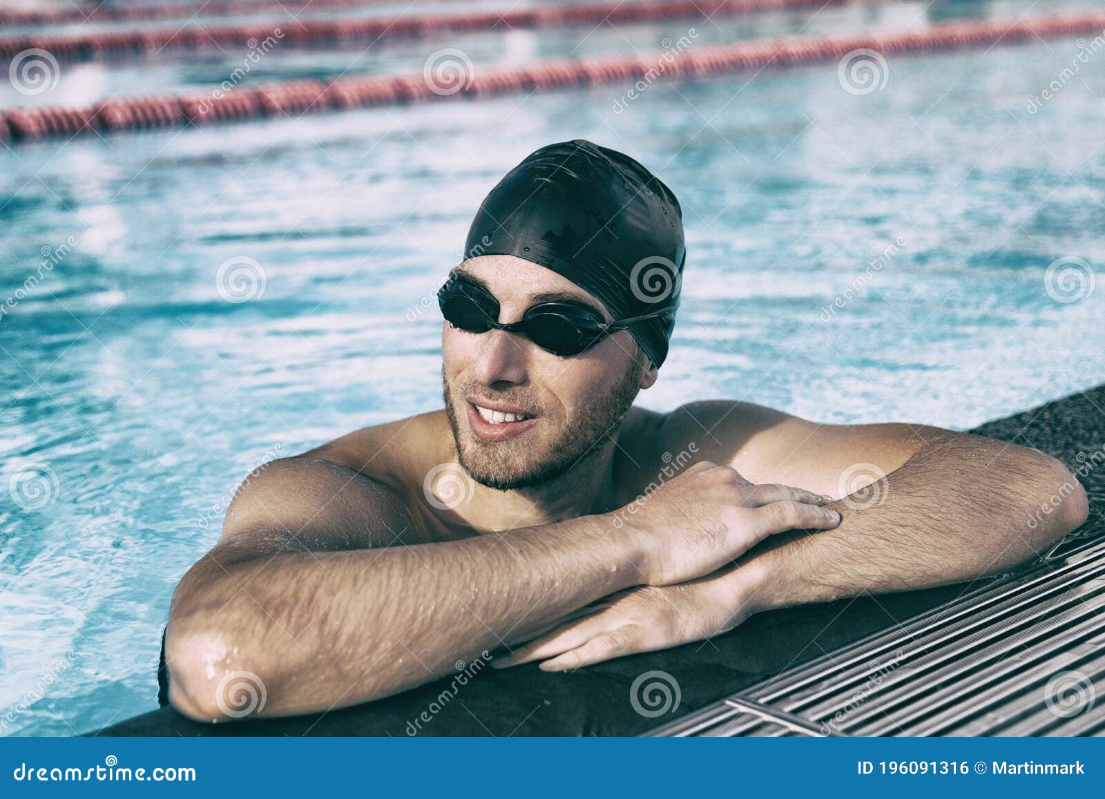 Atleta De Natación Hombre Con Gafas Deportivas Y Gorra En La Piscina  Cubierta Foto de archivo - Imagen de sano, feliz: 196091316