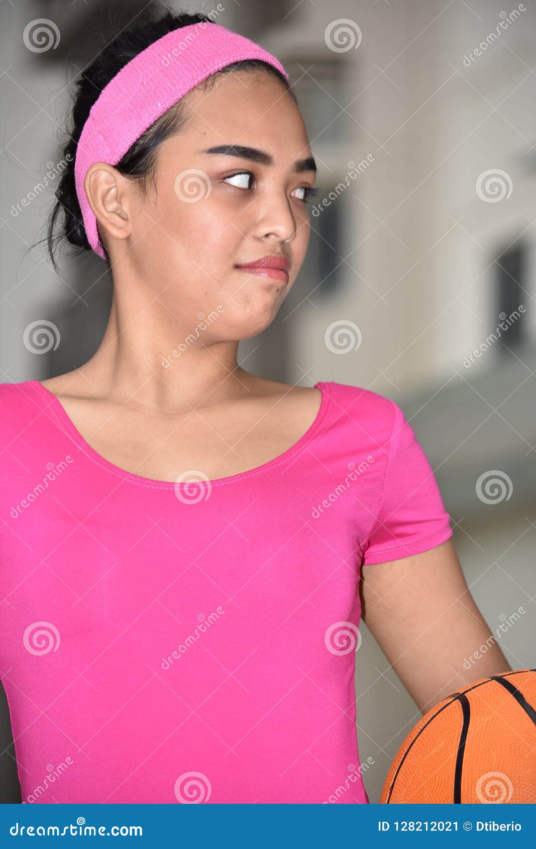 Atleta De Sexo Femenino Portrait With Basketball Imagen De Archivo Imagen De Hembra