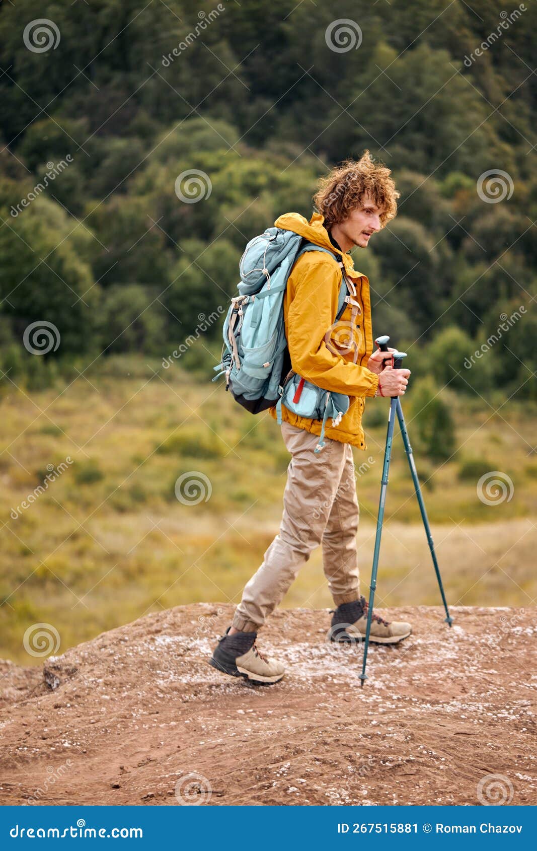 Mujer Senderismo En El Hermoso Sendero De Montaña. Trekking Y Excursionismo  En Las Montañas. Estilo De Vida Saludable Concepto De Aventura Al Aire  Libre. Fotos, retratos, imágenes y fotografía de archivo libres