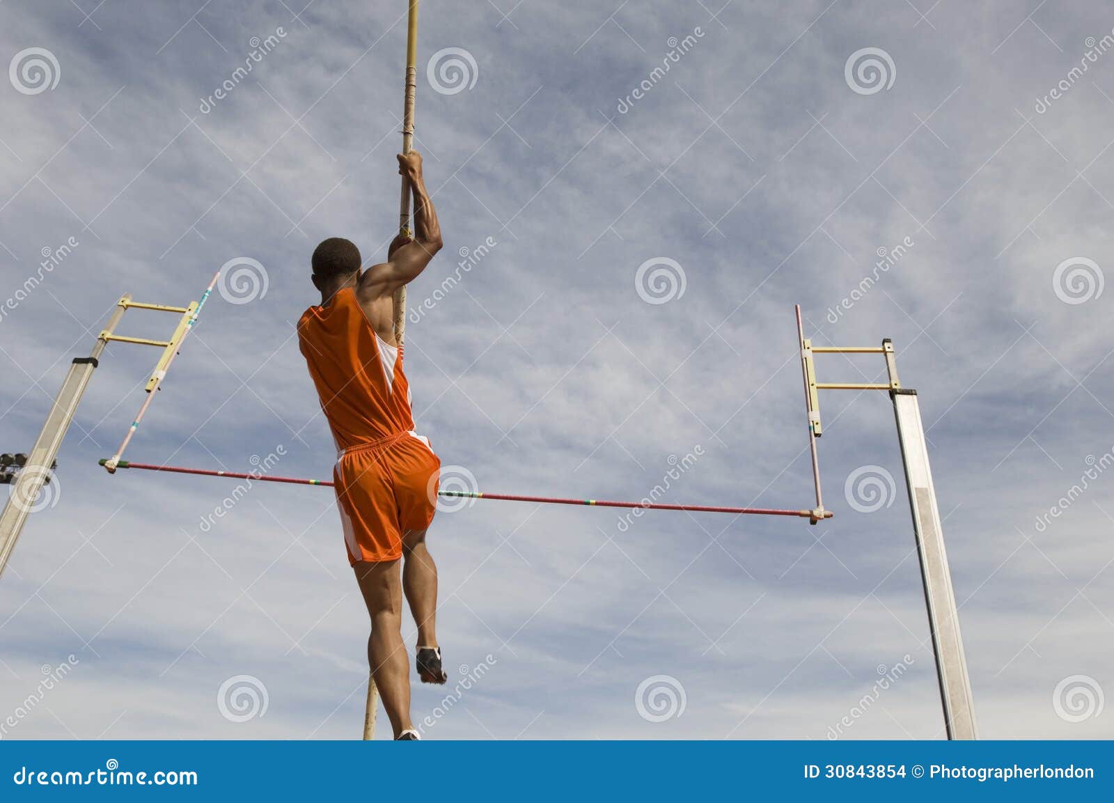 Atleta Masculino Performing Um Salto Com Vara Foto De Stock Imagem De Outdoors Crossbar 30843854