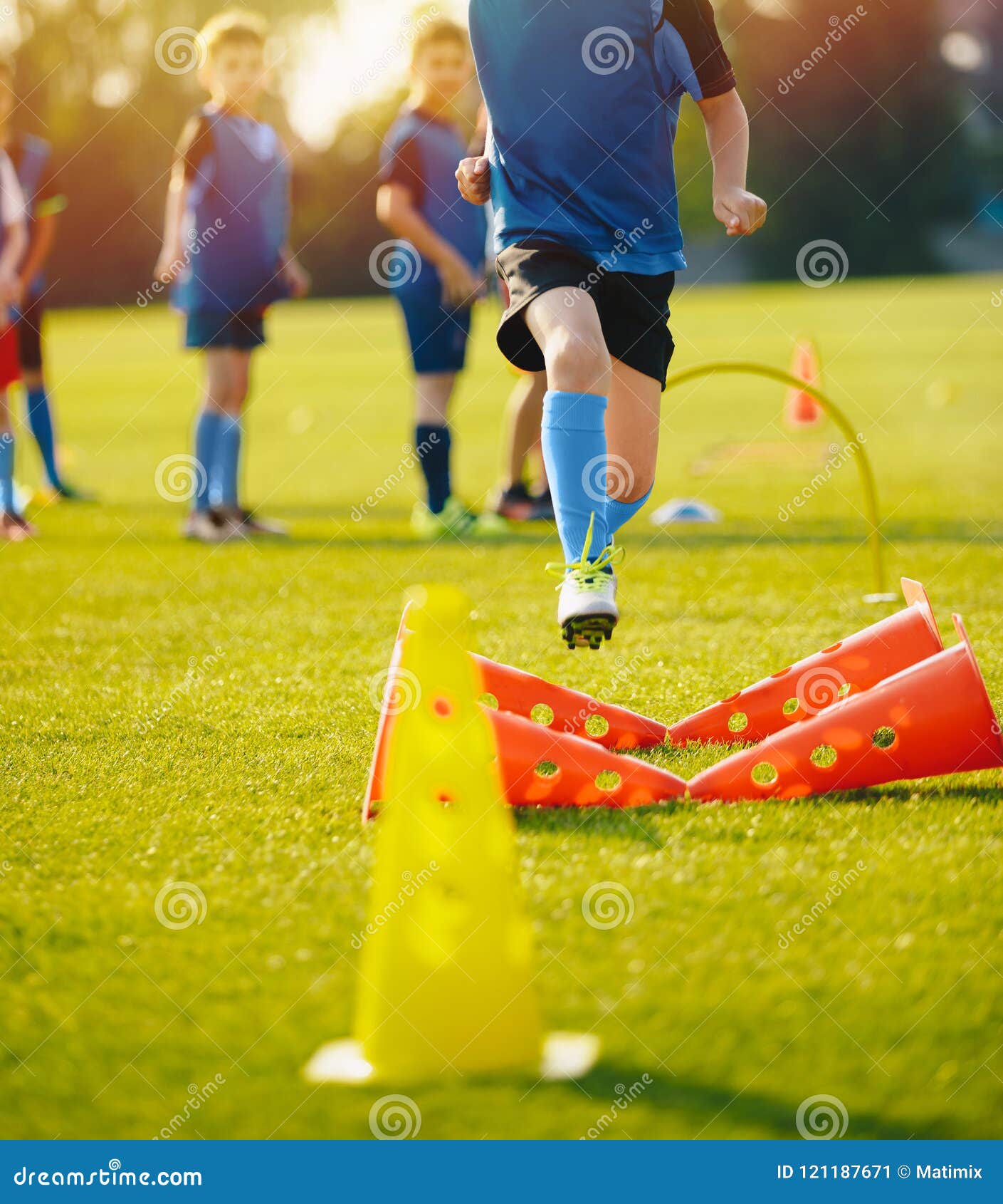 Atletas Jovenes Del Niño Que Entrenan Con El Equipo Del Fútbol Entrenamiento De La Velocidad Del Fútbol Imagen de archivo - Imagen de muchacho: