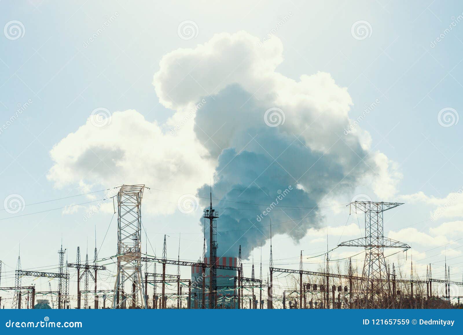 Atomkraftwerk-Kaminturm mit Rauche oder Dampf, Energieindustriekonzept, getont