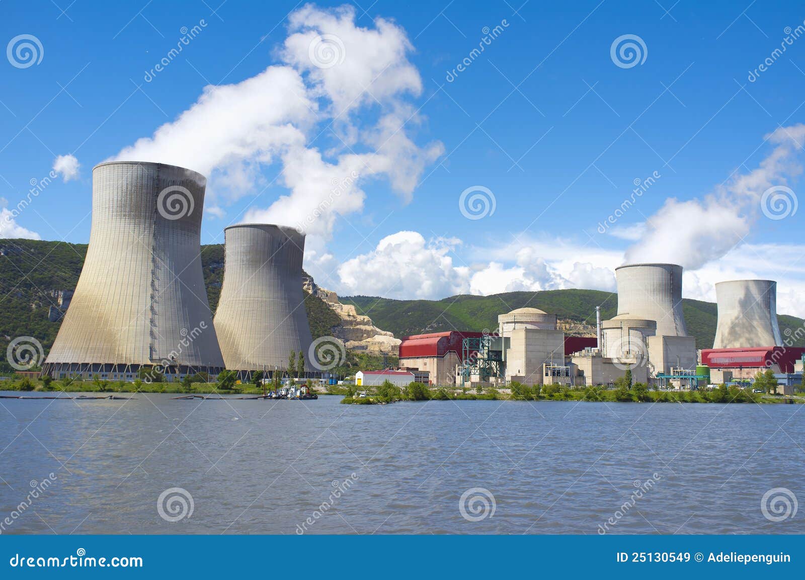 Atomkraftwerk, Rhône-Fluss, Frankreich. Ein Atomkraftwerk auf dem Rhône-Fluss, in Frankreich, Elektrizität, an einem Tag des blauen Himmels mit weißen billowy Wolken und dem weißen Dampf festlegend, der von den Kühltürmen kommt.