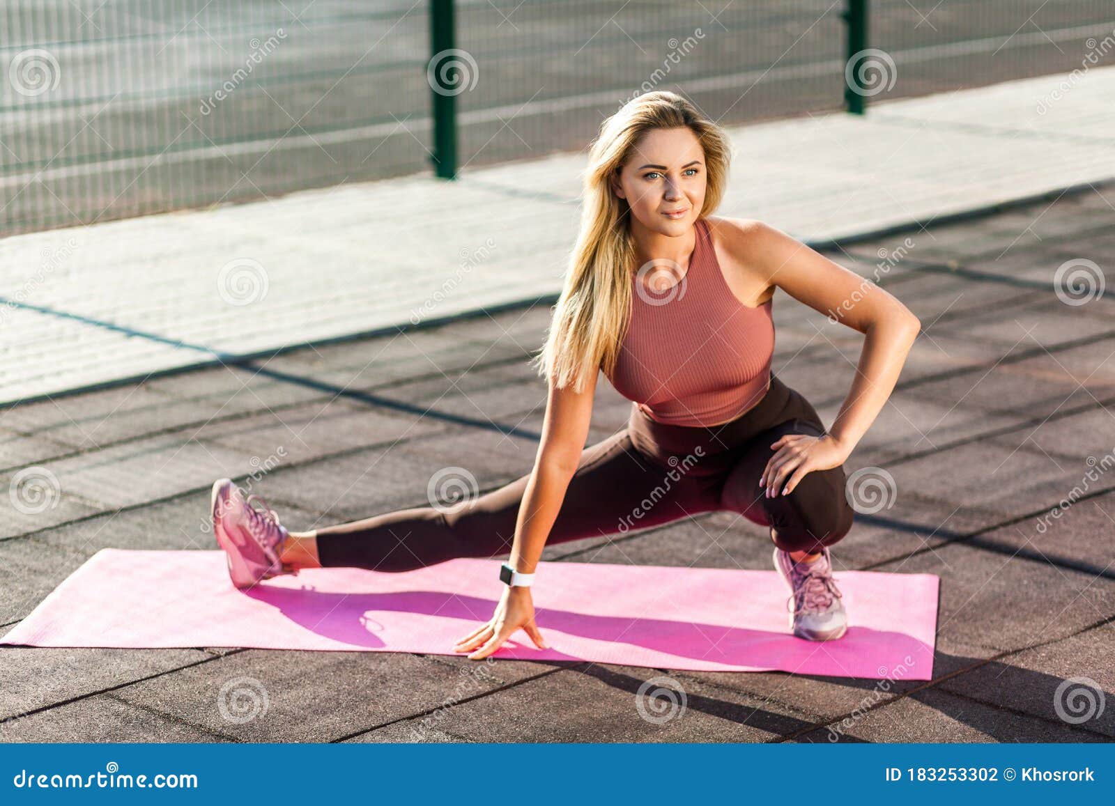 Atractiva Chica En Ajustados Calentándose En La Alfombra Al Aire Libre Día De Verano Haciendo Ejercicios De Pilates De Foto archivo - Imagen hembra: 183253302