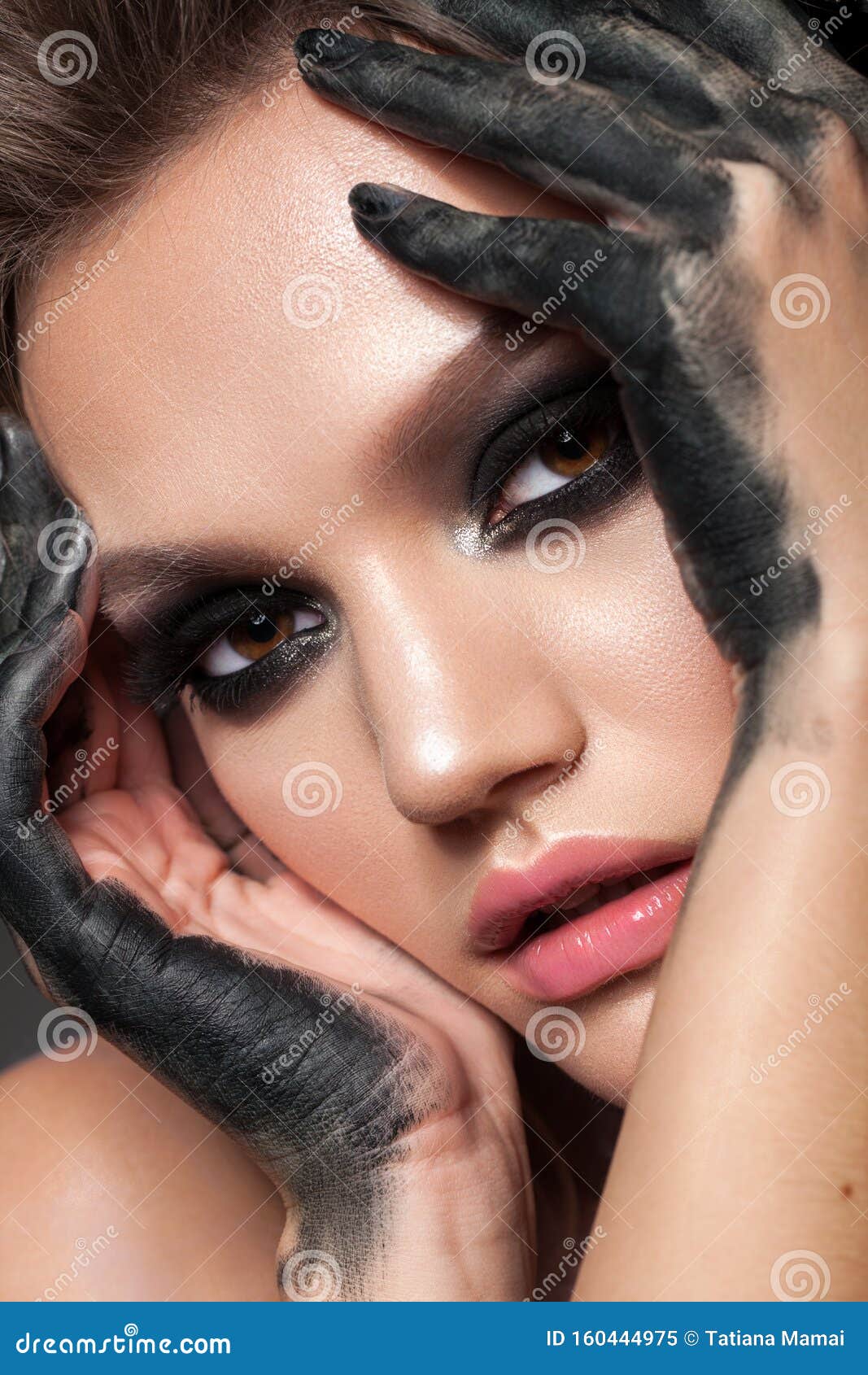 Atractiva Joven Con Ojos Negros Ahumados, Dedos Sucios Negros Cerca De La Cara. Maquillaje De V?spera De Todos Los Santos Imagen de archivo - Imagen de atractivo, mirada: 160444975 Atractiva Joven Con Ojos Negros Ahumados, Dedos Sucios Negros Cerca De La Cara. Maquillaje De V?spera De Todos Los Santos Imagen de archivo - Imagen de atractivo, mirada: 160444975