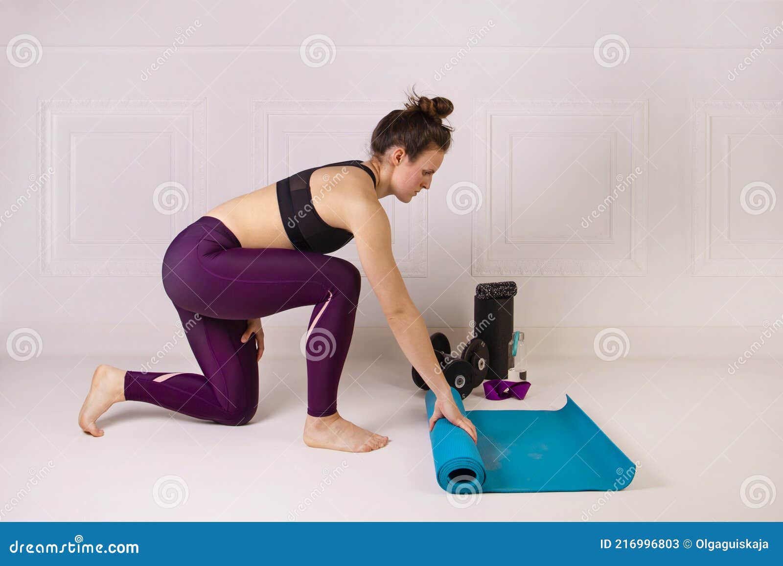 Atractiva Joven Plegable Azul Yoga O Esterilla De Fitness Para Hacer  Ejercicio. Fuerza Y Motivación Deporte Y Saludable Imagen de archivo -  Imagen de hembra, casero: 216996803