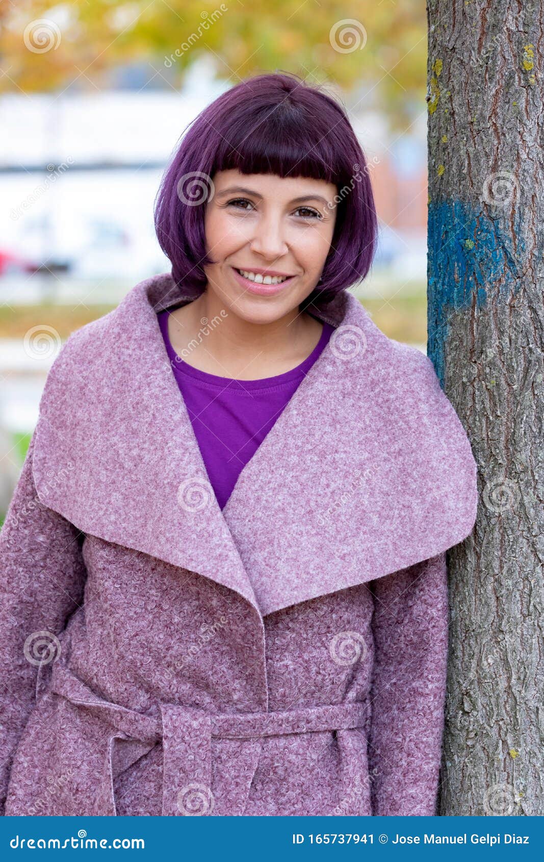 Atractiva Mujer Con Abrigo Morado Imagen de archivo de feliz, persona: 165737941