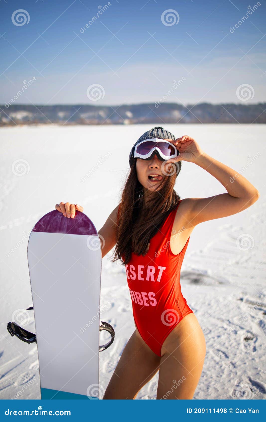 Atractiva De Fitness Vestida Con Traje De Baño Con Snowboard En La Nieve Foto de archivo de modelo, manera: 209111498