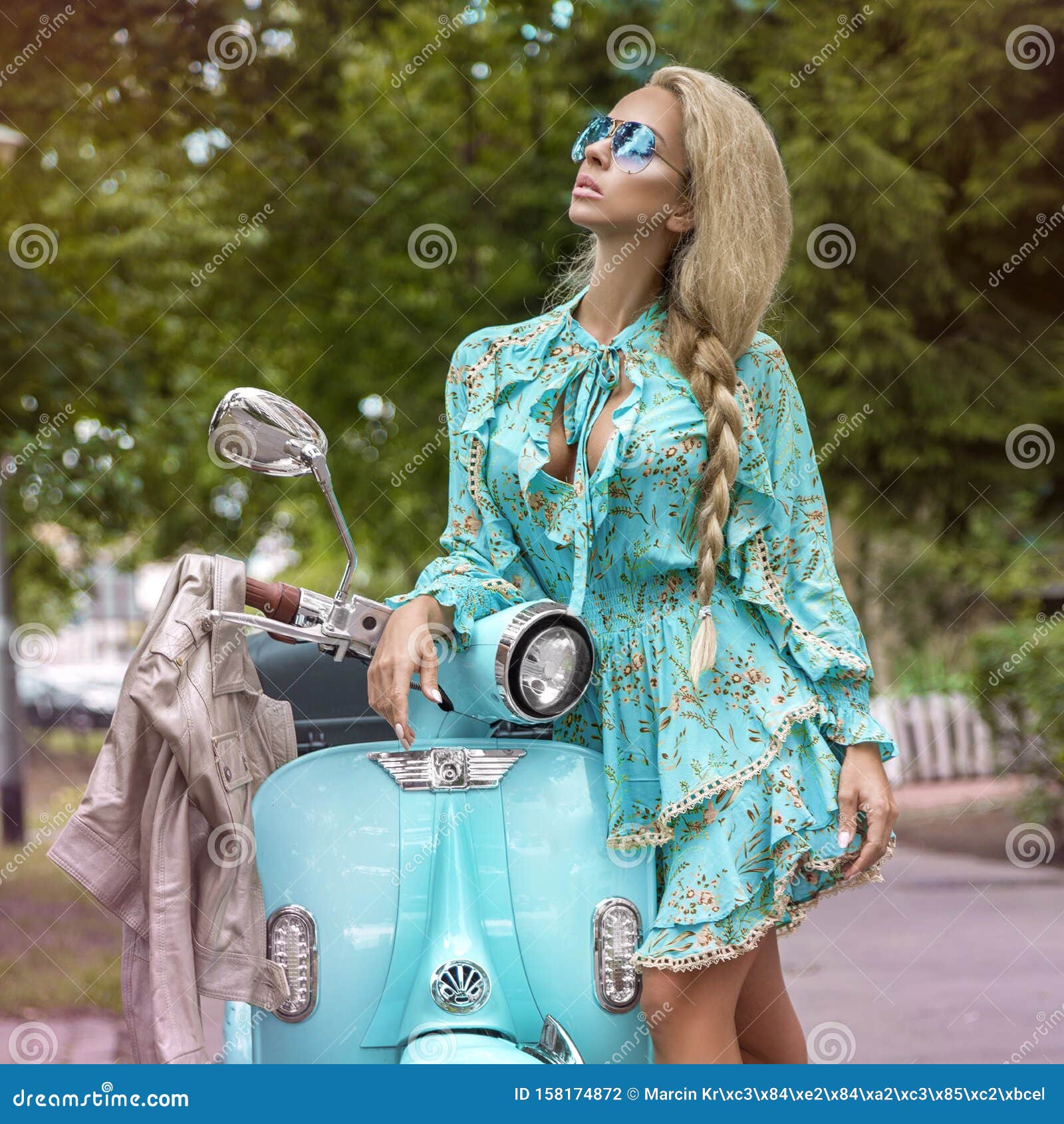 Atractiva Mujer En Moto La Calle, Estilo Vacacional De Viajes, Sonriente, Feliz, Divertida, Elegante Foto de archivo - Imagen de libertad, hermoso: 158174872