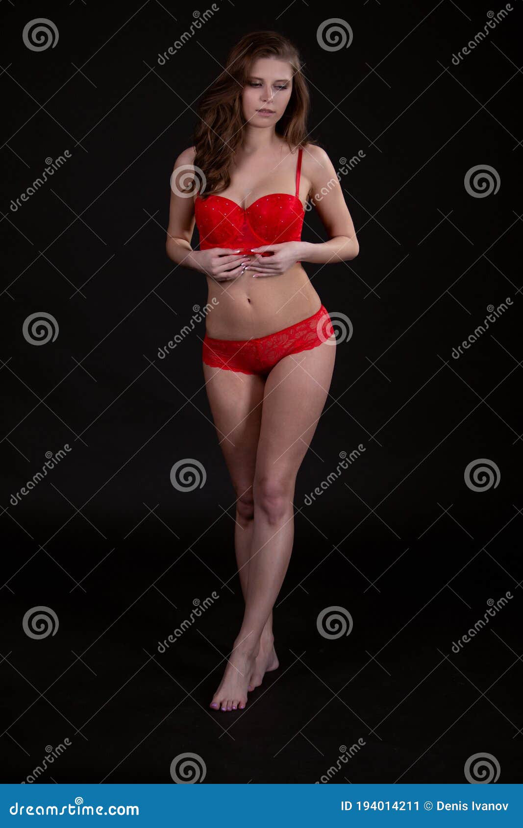 Atractiva Sexy Con Un Cuerpo Posando Ropa Interior Encajonada Imagen de archivo - Imagen de fondo, atractivo: 194014211