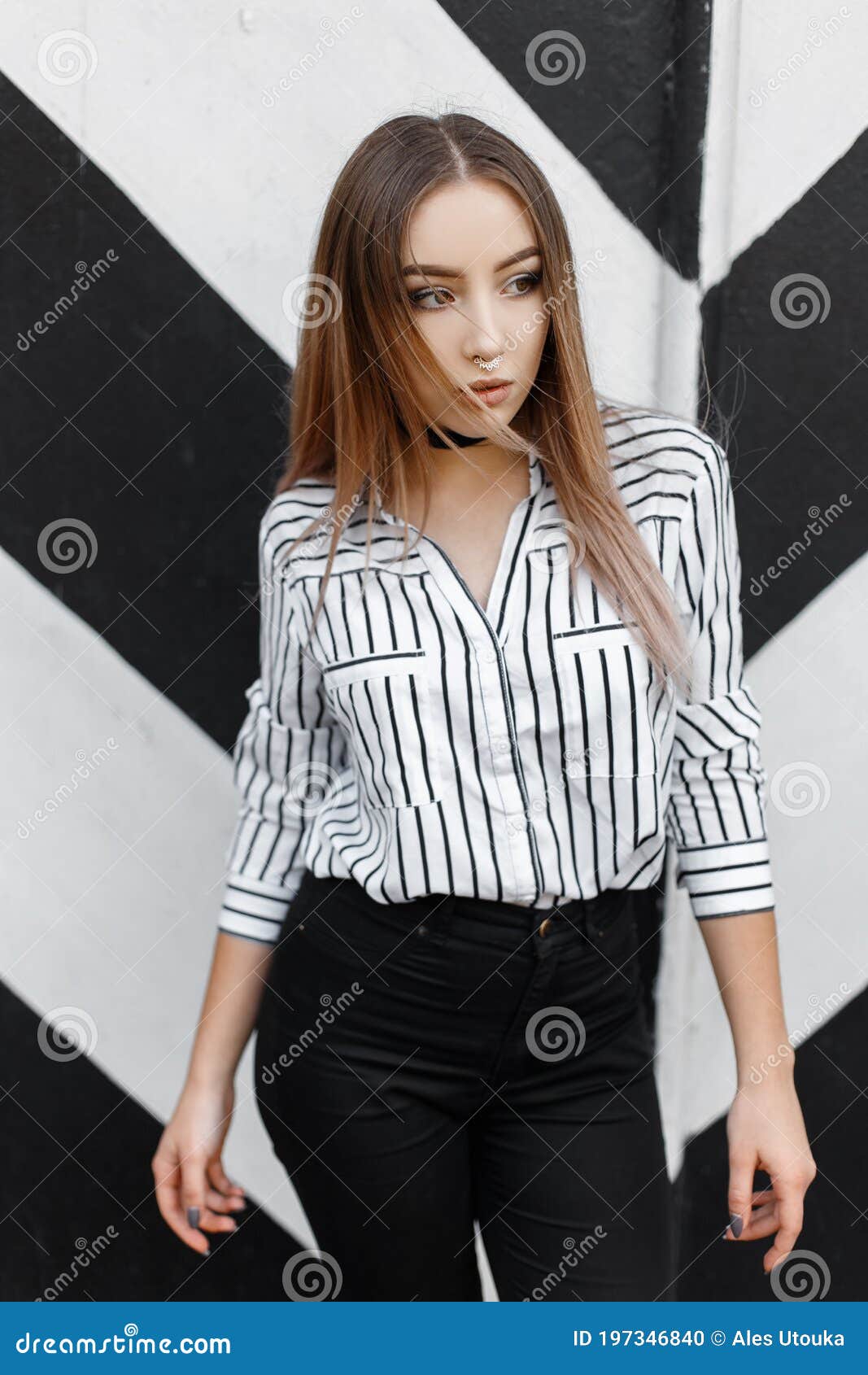 Atractiva Y Elegante Joven Mujer Con Pantalones Negros Y Elegantes En Una Elegante Blusa En Una Tira Con Perforación En La Nariz D Foto de archivo Imagen de moderno, 197346840