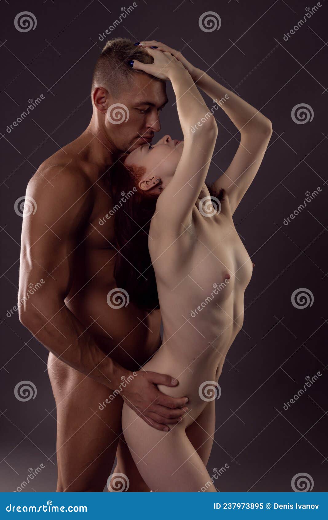 Atractivos Amantes Desnudos Hombres Y Mujeres Experimentando Juntos Un  Momento Apasionado Imagen de archivo - Imagen de hembra, adulto: 237973895