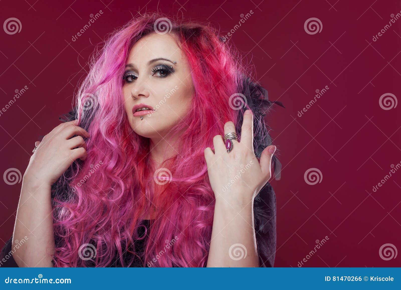 Atrakcyjna kobieta z różowym włosy w czarownica wizerunku ciemny tło demon Halloween robi męskiemu noc portreta stylowi w górę wa