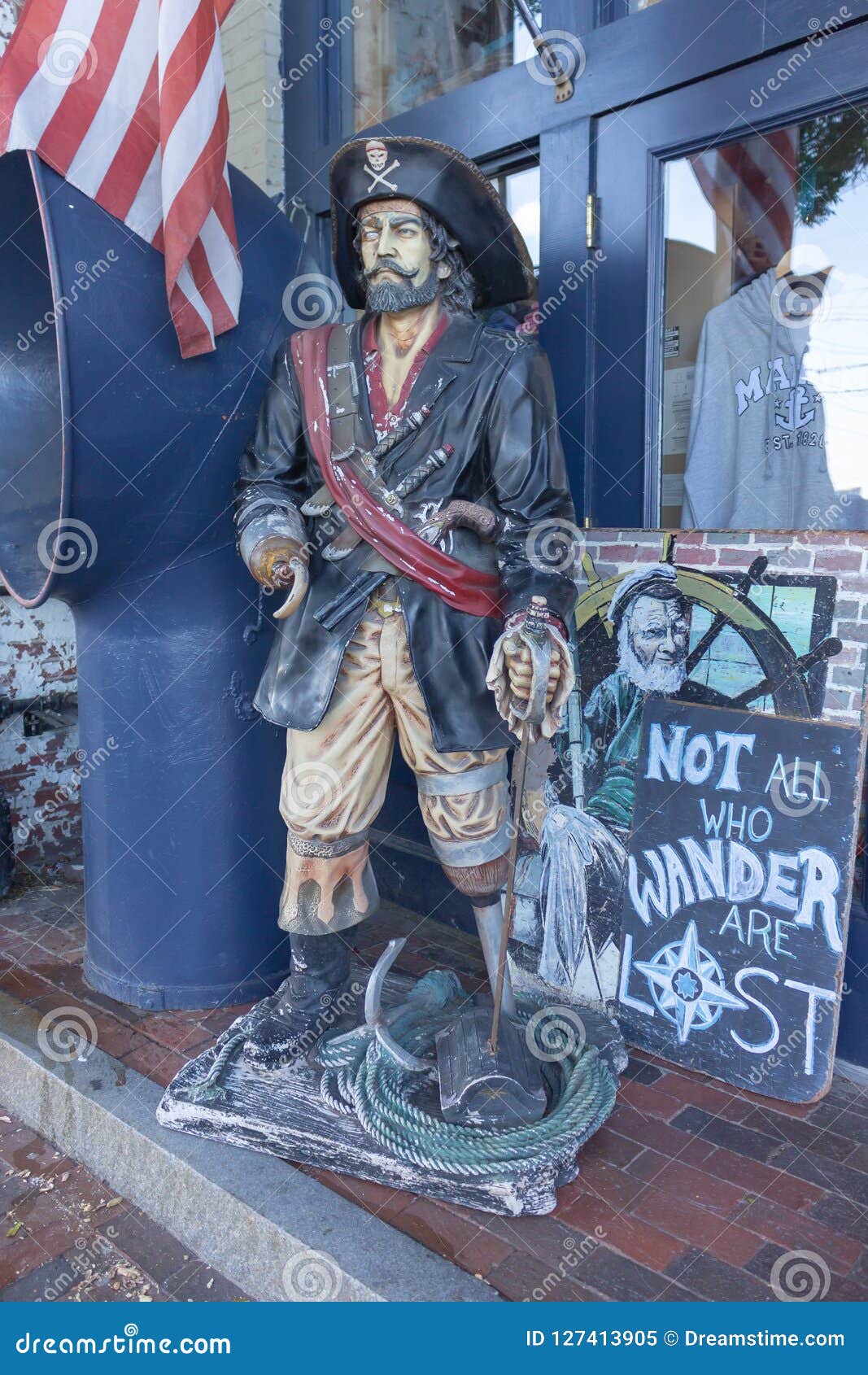 Att irra piratkopierar i Portland Maine. Irra piratkopiera i Portland, Maine en staty av en piratkopiera utanför en shopi n staden