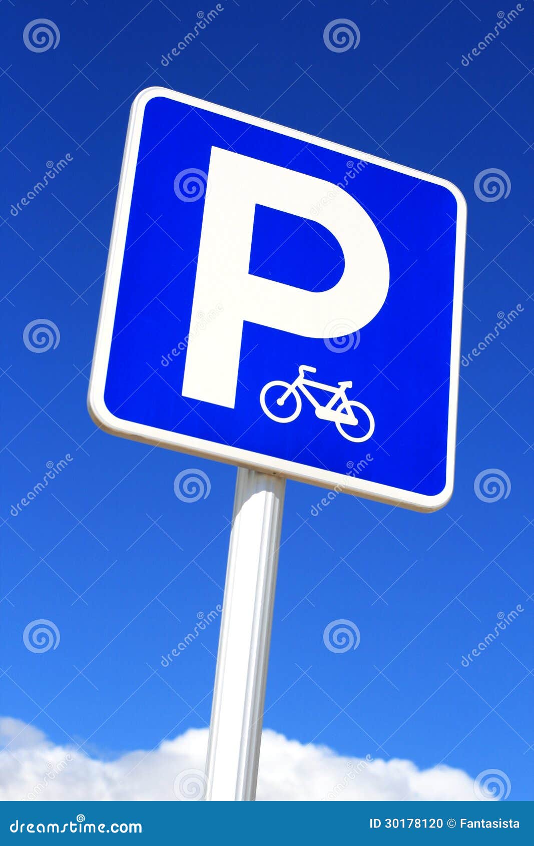 Att parkera undertecknar. Att parkera undertecknar över blåttskybakgrund.