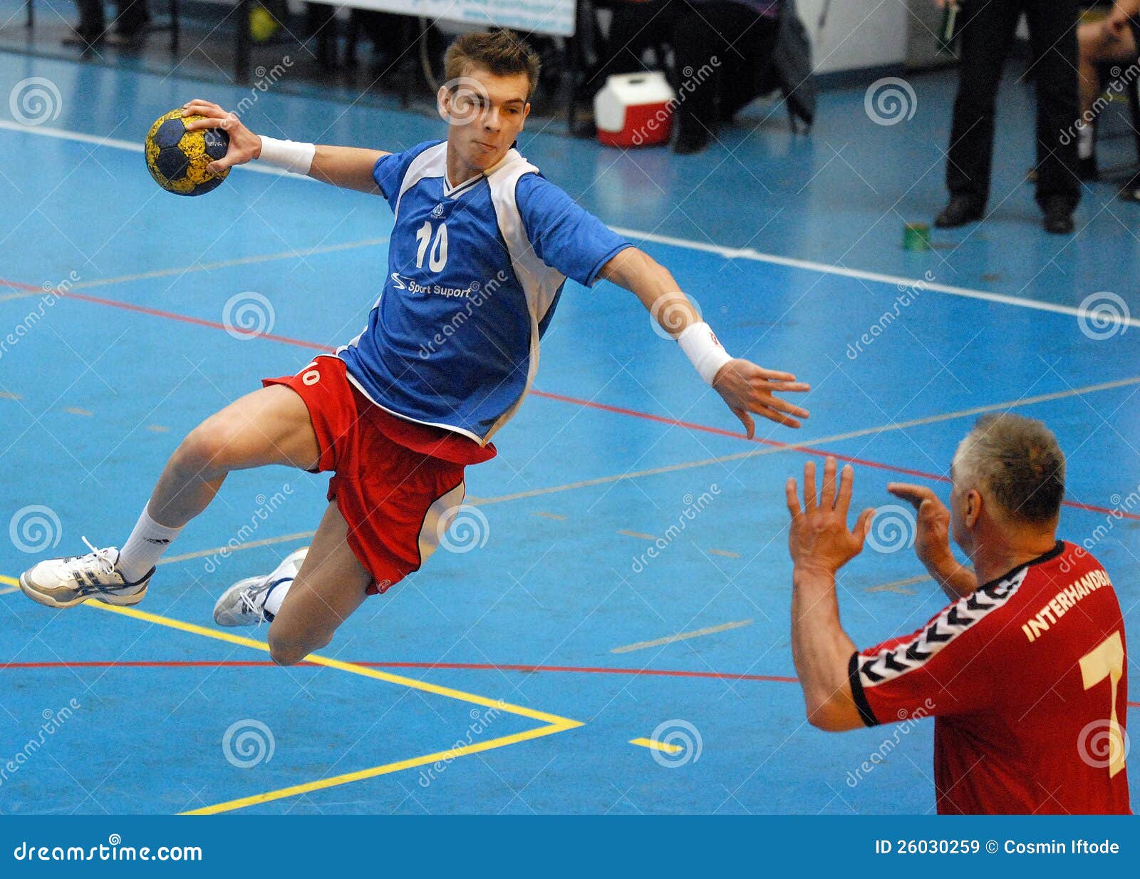 Attaque de handball image stock éditorial. Image du sports 26030259