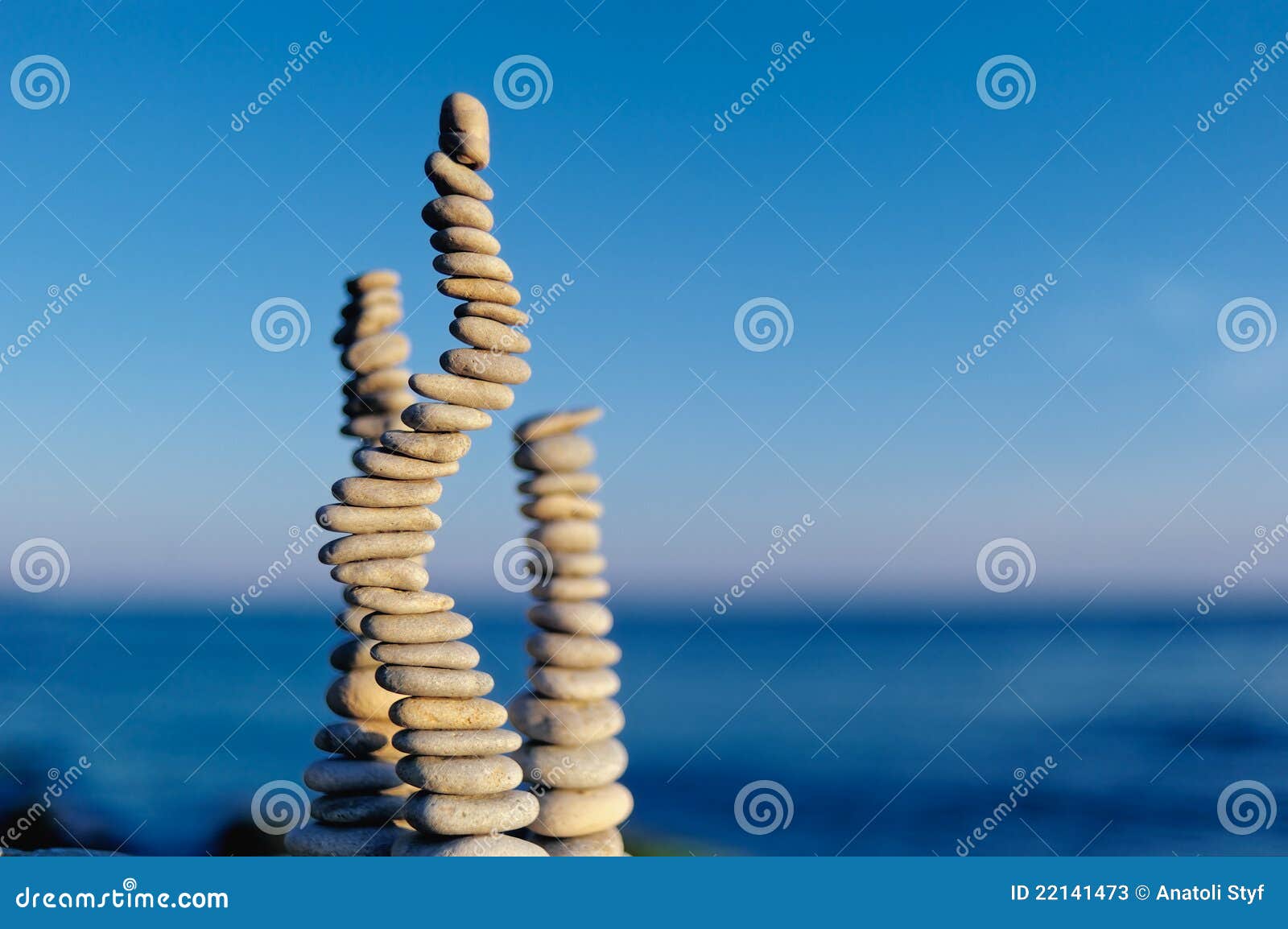 Atteignez l'équilibre. Pile de petits cailloux dans l'équilibre sur le littoral