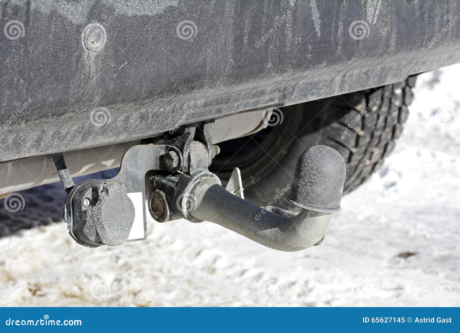 Attelage De Remorque Sur Une Voiture Avec Le Chapeau Image stock - Image du  remorque, remorquage: 65627145