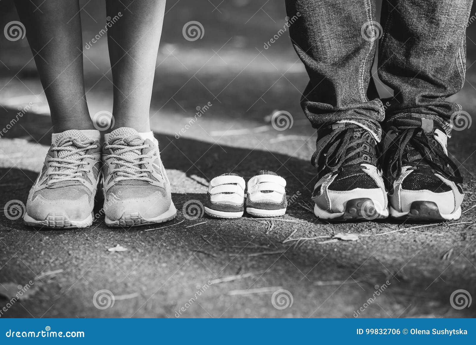 Attente Du Bebe Petits Butins Espadrilles Pres Des Pieds De Mon Pere Et Mere Femme Enceinte Grossesse Maternite Photo Stock Image Du Main Masculin
