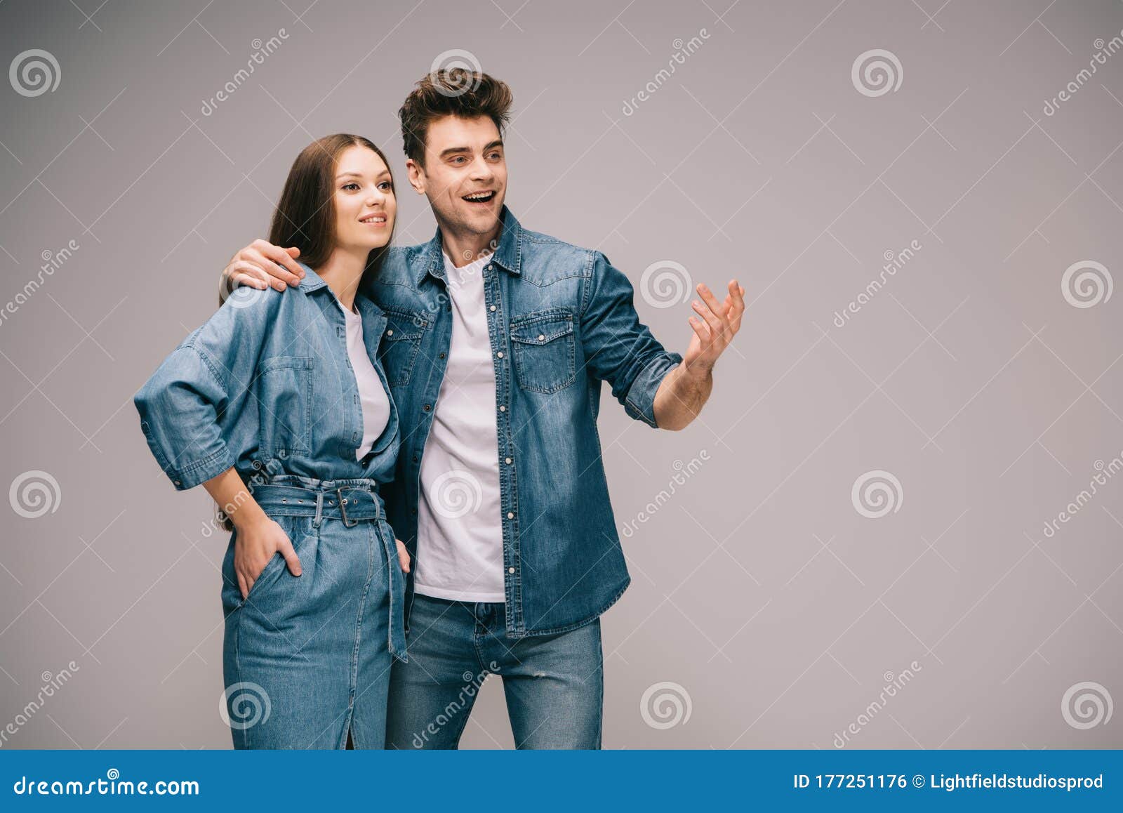 Обнимать рубашку. Девушка в платье парень в джинсах. Рубашка обнимашка. Фотосьь\МКА взрослой пары в джинсах.