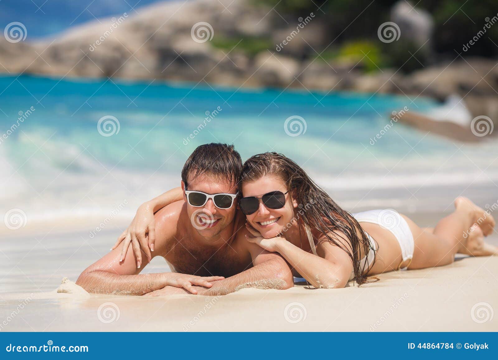 Пока муж на пляже. Красивые позы на море в купальнике с мужем. Красивые позы для фотосессии на море с мужем. Красиво сфотографироваться на море с мужем. Красиво сфоткаться с мужем на море.