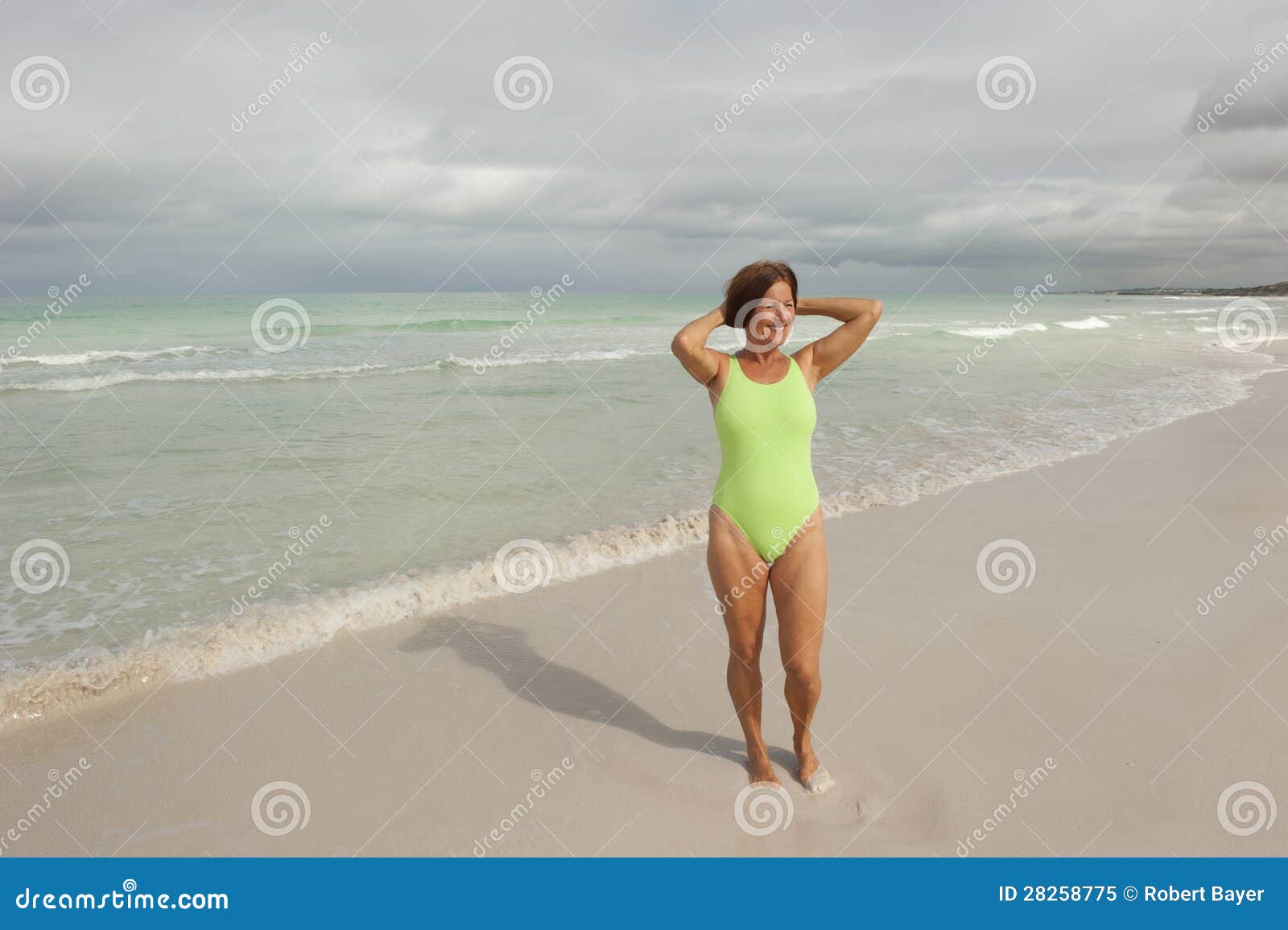 732,493 Woman Beach Stock Photos pic