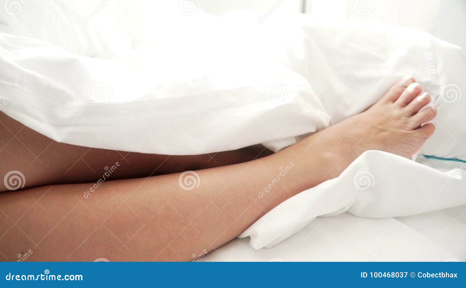 Ляжки спящих. Полные ножки на кровати. Полные ноги в кровати. Полные женские ноги в кровати. Полные женщины в кровати ноги.