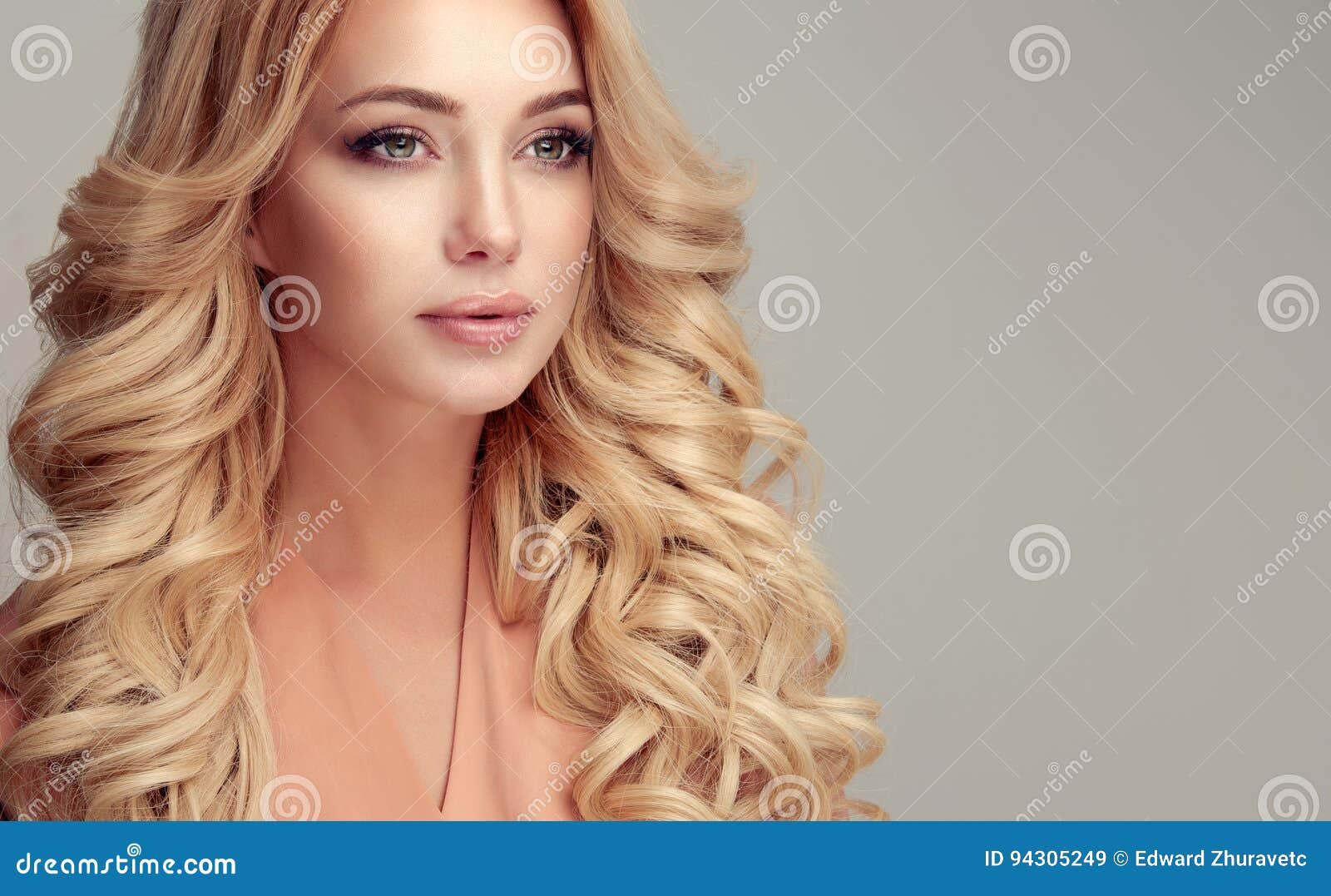 Blonde Elegant and Wavy hair