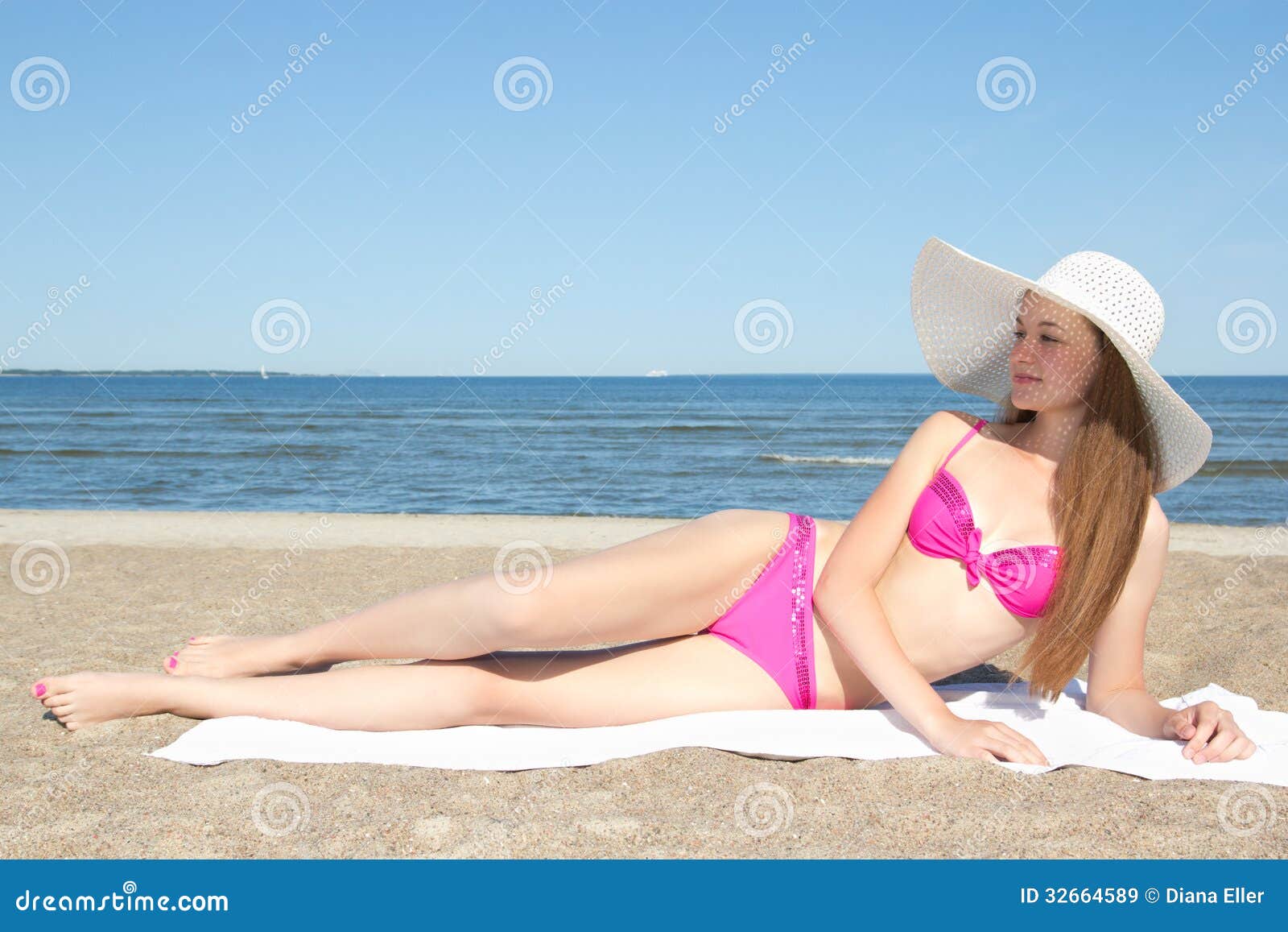 Freundlicher Teenager in pinkem Bikini Stock Photo