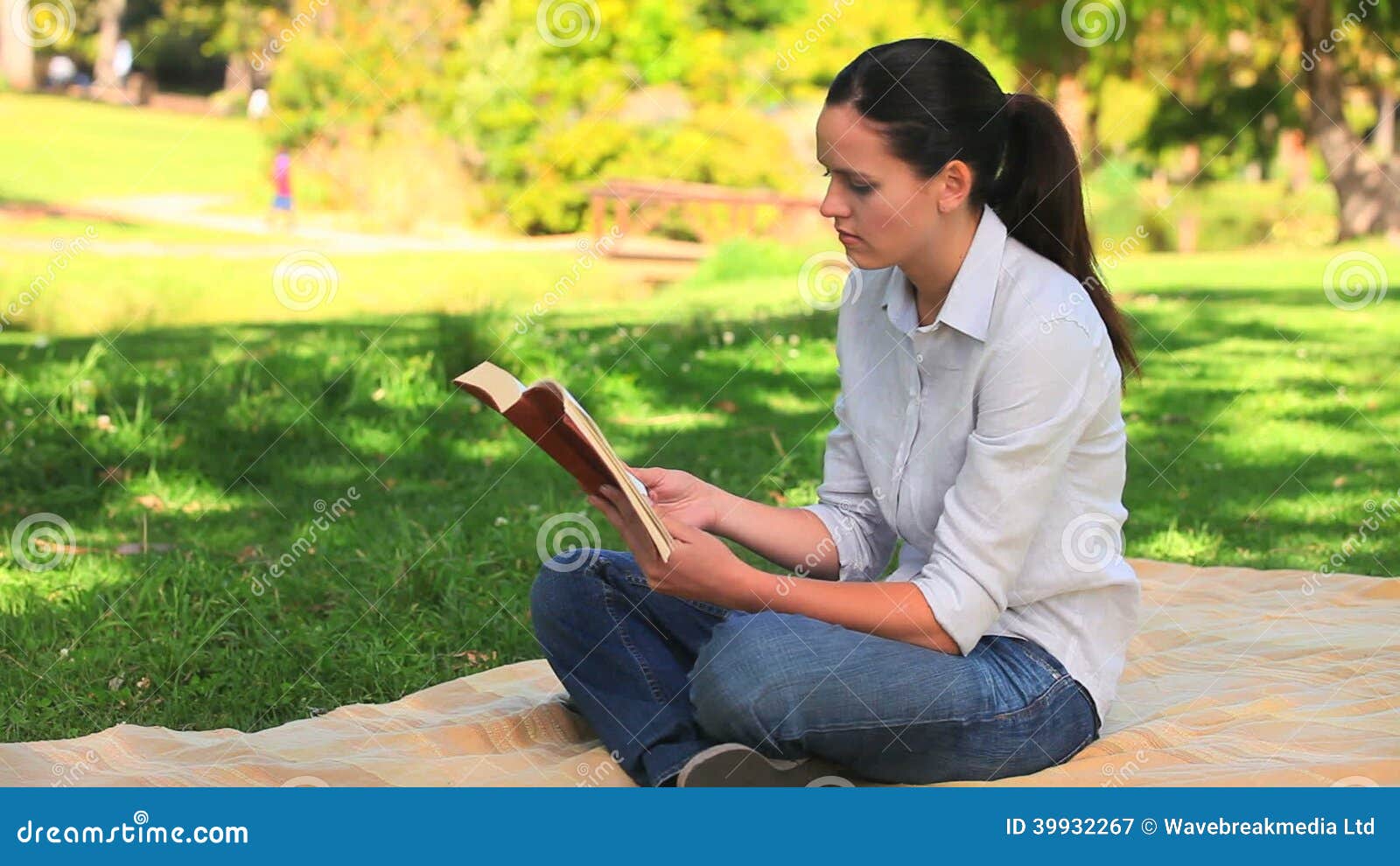 She s reading now. Наслаждение книгой. Woman reading book. Woman шт skirt sitting on the steps and reading a book. Чтение книги Сток видео.