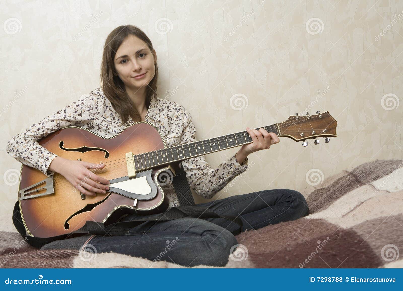 short hair woman blues guitar tabs