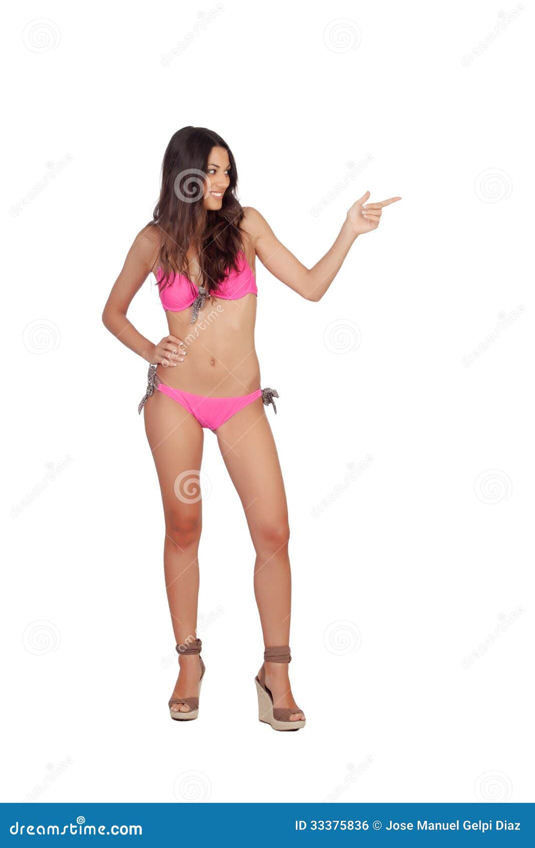 Attraktive Frau mit der rosa Badebekleidung, die etwas anzeigt. Attraktive Frau mit der rosa Badebekleidung, die etwas lokalisiert auf einem weißen Hintergrund anzeigt