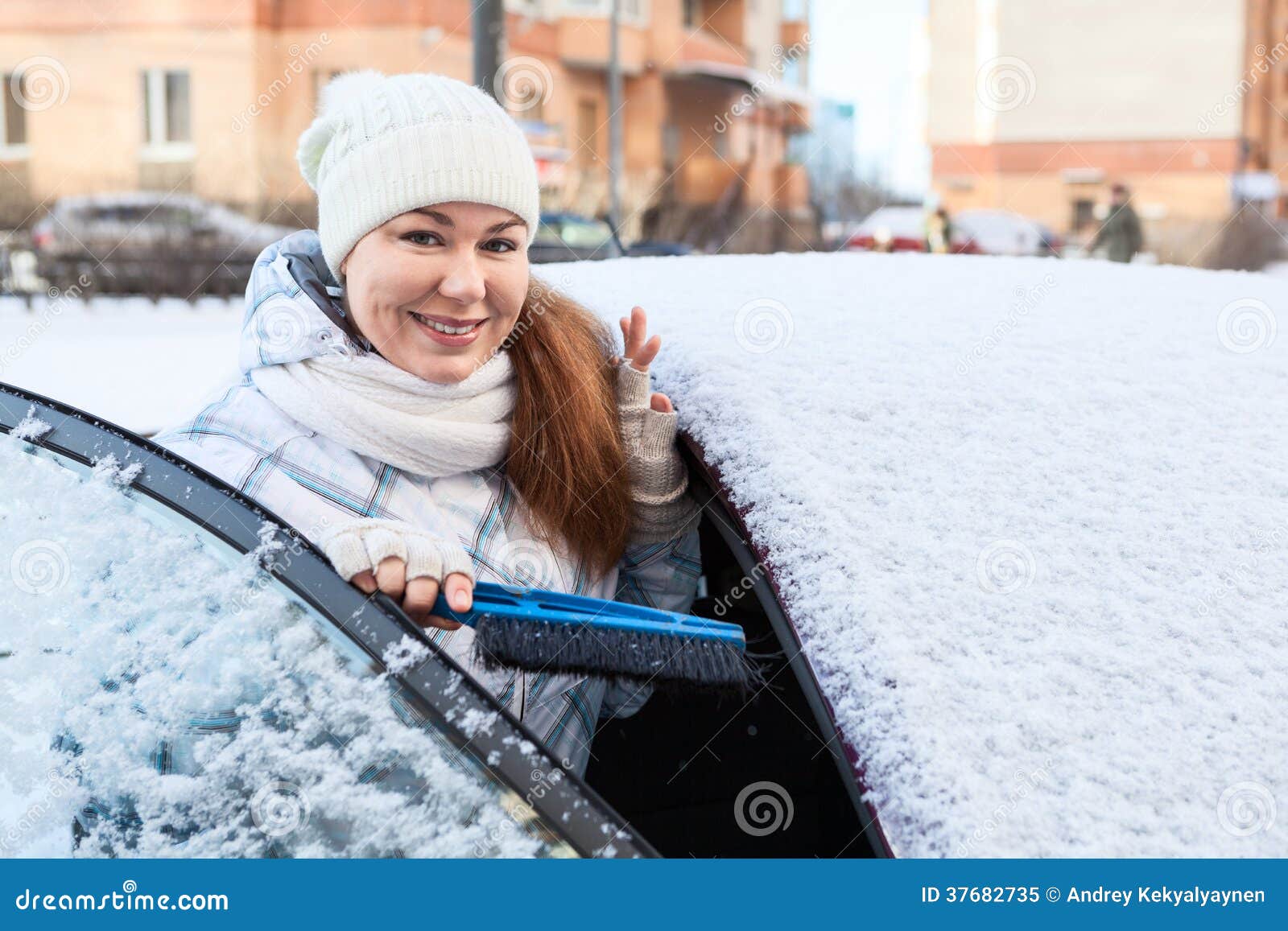 Attraktive Frau Mit Schneebürste Und Schneebedecktem Auto Stockbild - Bild  von fahrer, recht: 37682735