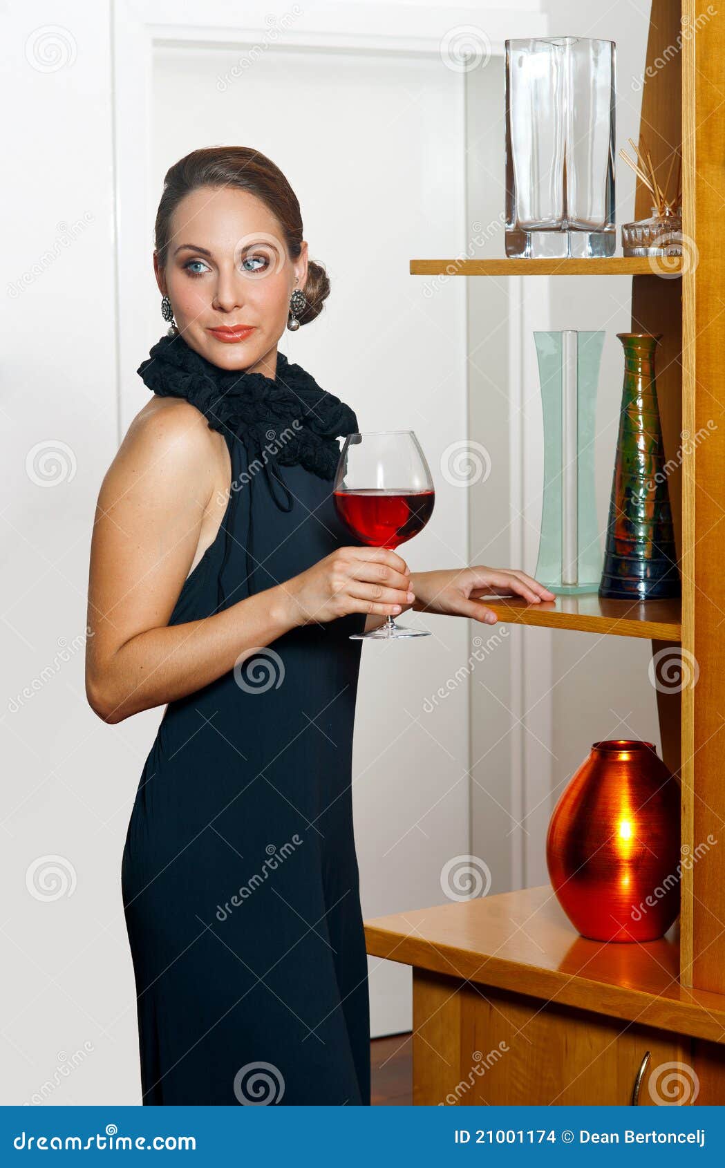 Attraktive Frau Mit Wein Stockfoto Bild Von Innere Glückwünsche 21001174