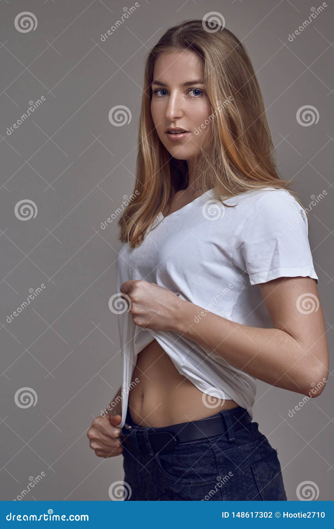 Attraktive Schlanke Sexy Junge Blonde Frau In Den Jeans Und In Einem Weien T Shirt Stockfoto 