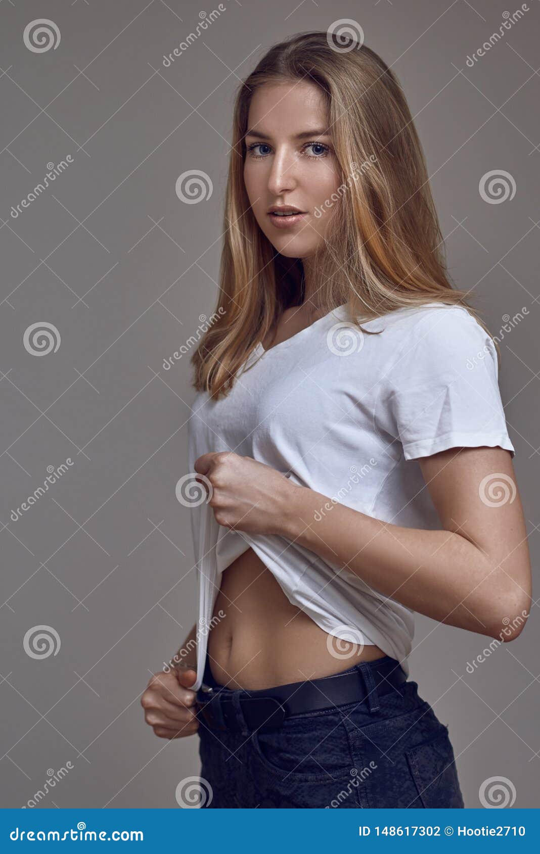 Attraktive Schlanke Sexy Junge Blonde Frau In Den Jeans Und In Einem