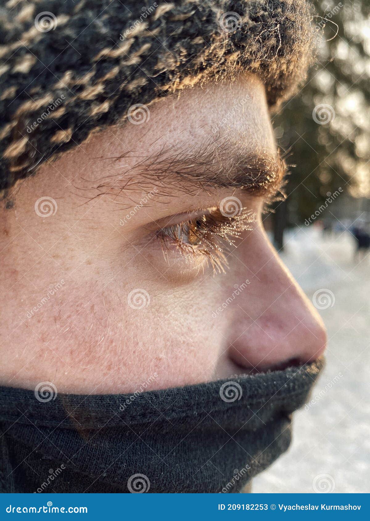 Attrayant Jeune Homme Dans Un Masque En Hiver Rosée Sur Les Cils  Gouttelettes D'eau Image stock - Image du fermer, masque: 209182253