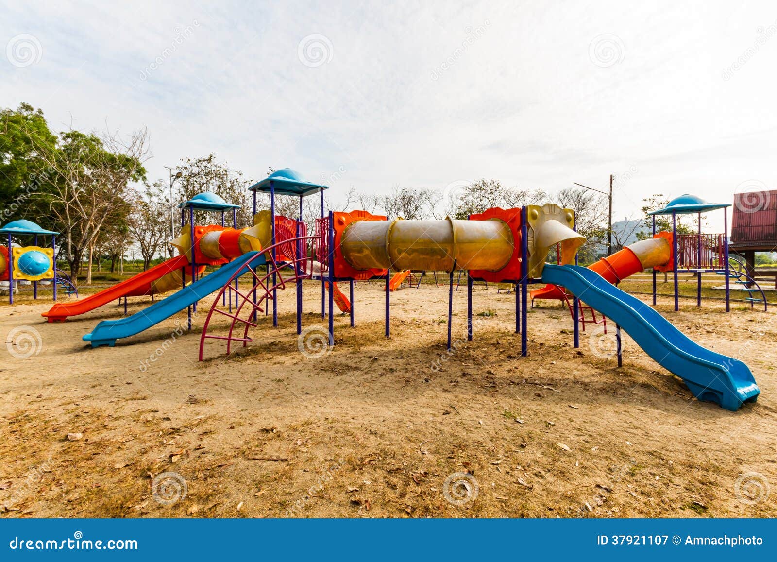 Attrezzatura del campo da giuoco nel parco. Grande attrezzatura variopinta del campo da giuoco dei bambini nel parco