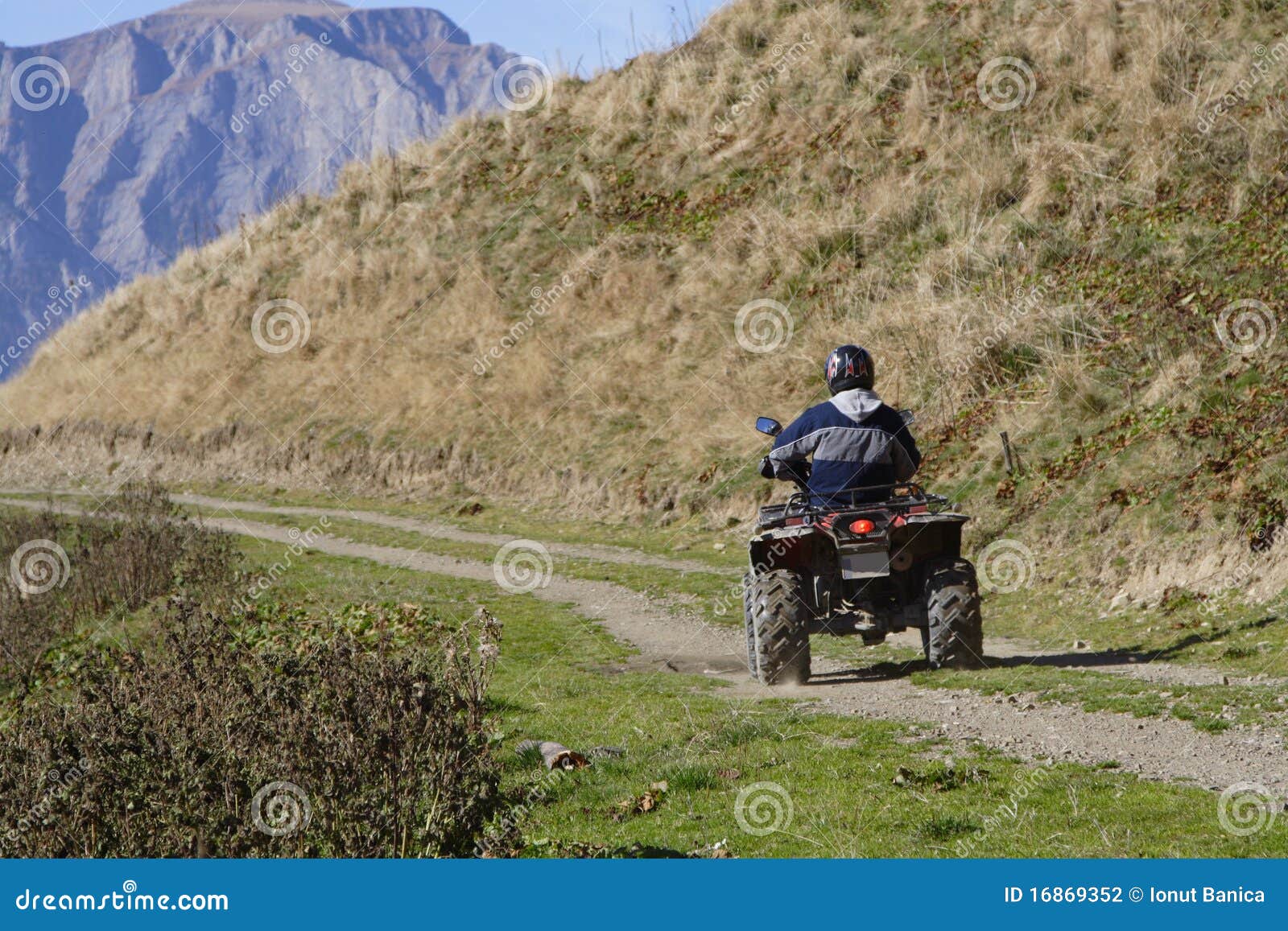 ATV en las montañas foto de archivo. Imagen de camino 16869352