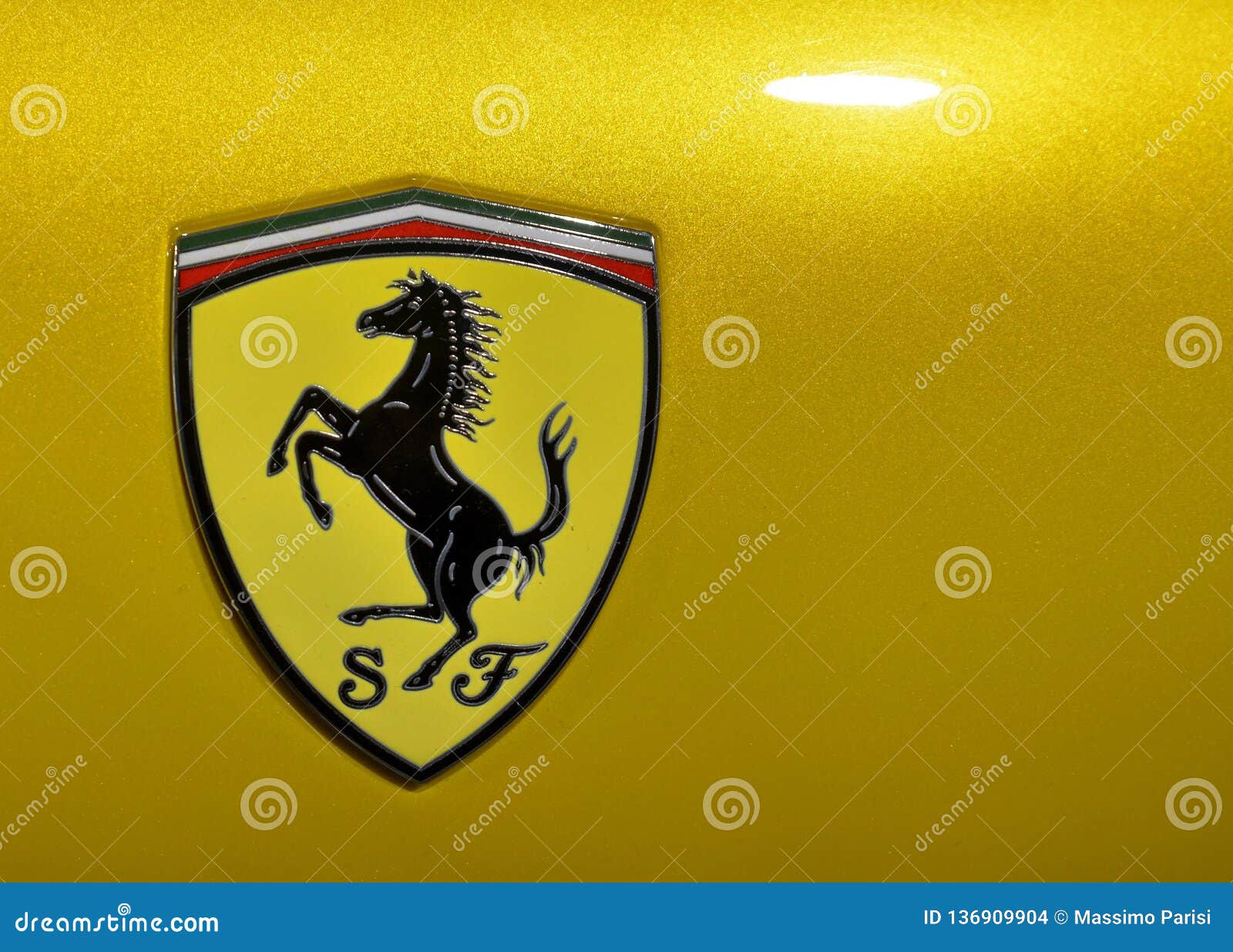 Maranello, Emilia Romagna, Italie Décembre 2018 Au musée de Ferrari, les voitures montrent clairement le logo de la marque de luxe bien connue de voiture de sport