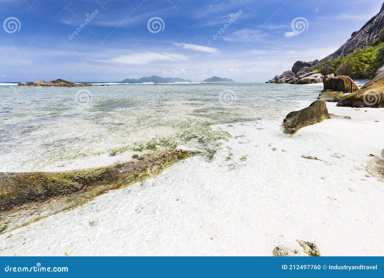 Au Vue De Praslin Seychelles De La Digue Photo stock - Image du clair ...