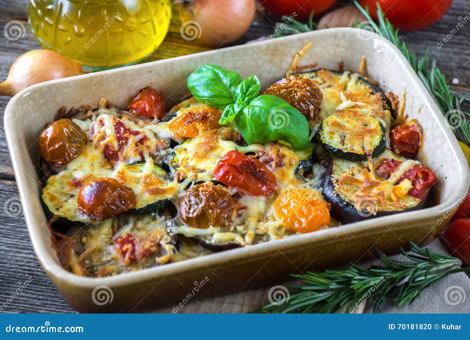 Aubergine, Zucchini Und Tomate Mit Mozzarella Stockfoto Bild von