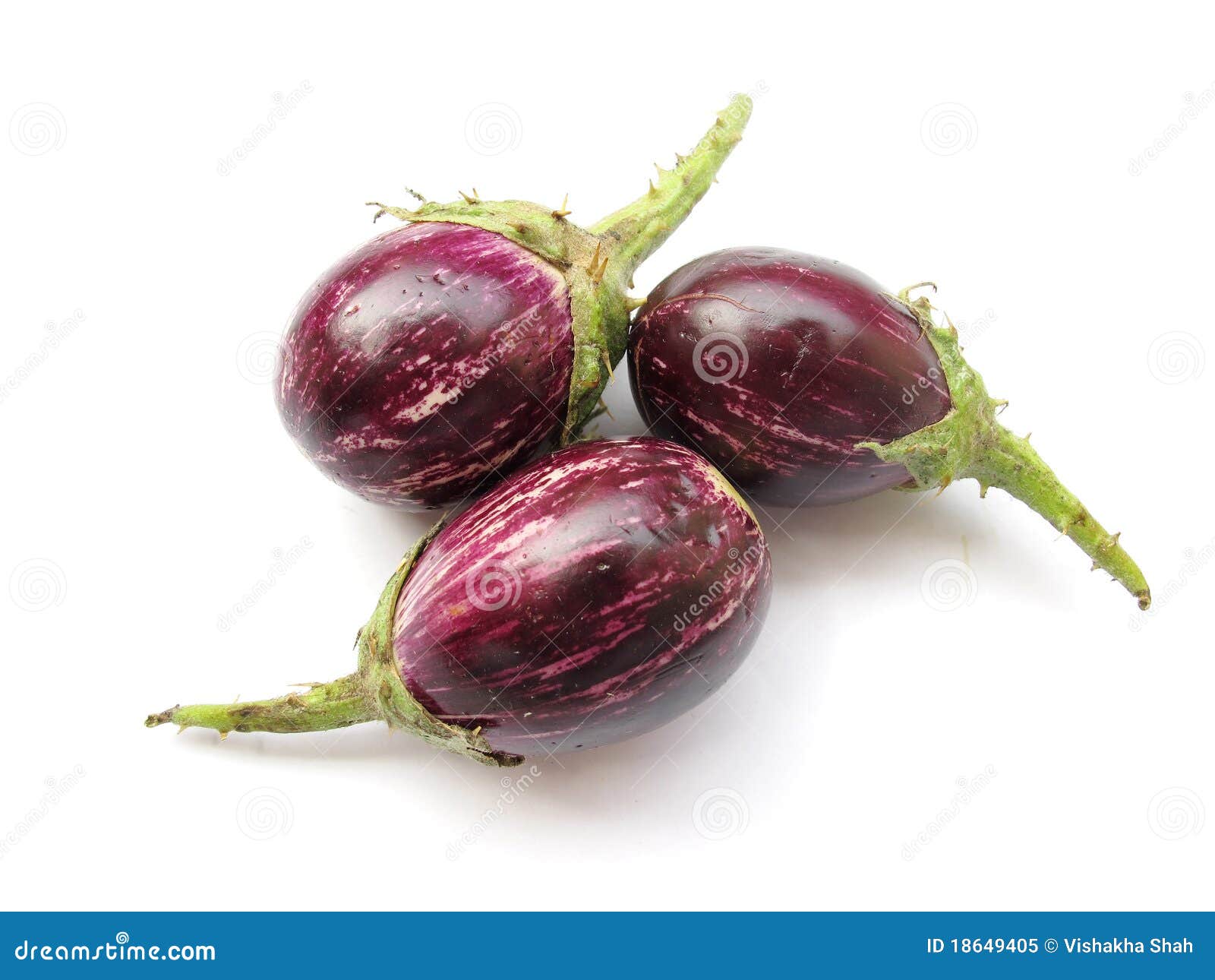 Aubergines. Drie verse kleine auberginegroente die op witte achtergrond wordt geïsoleerdo.