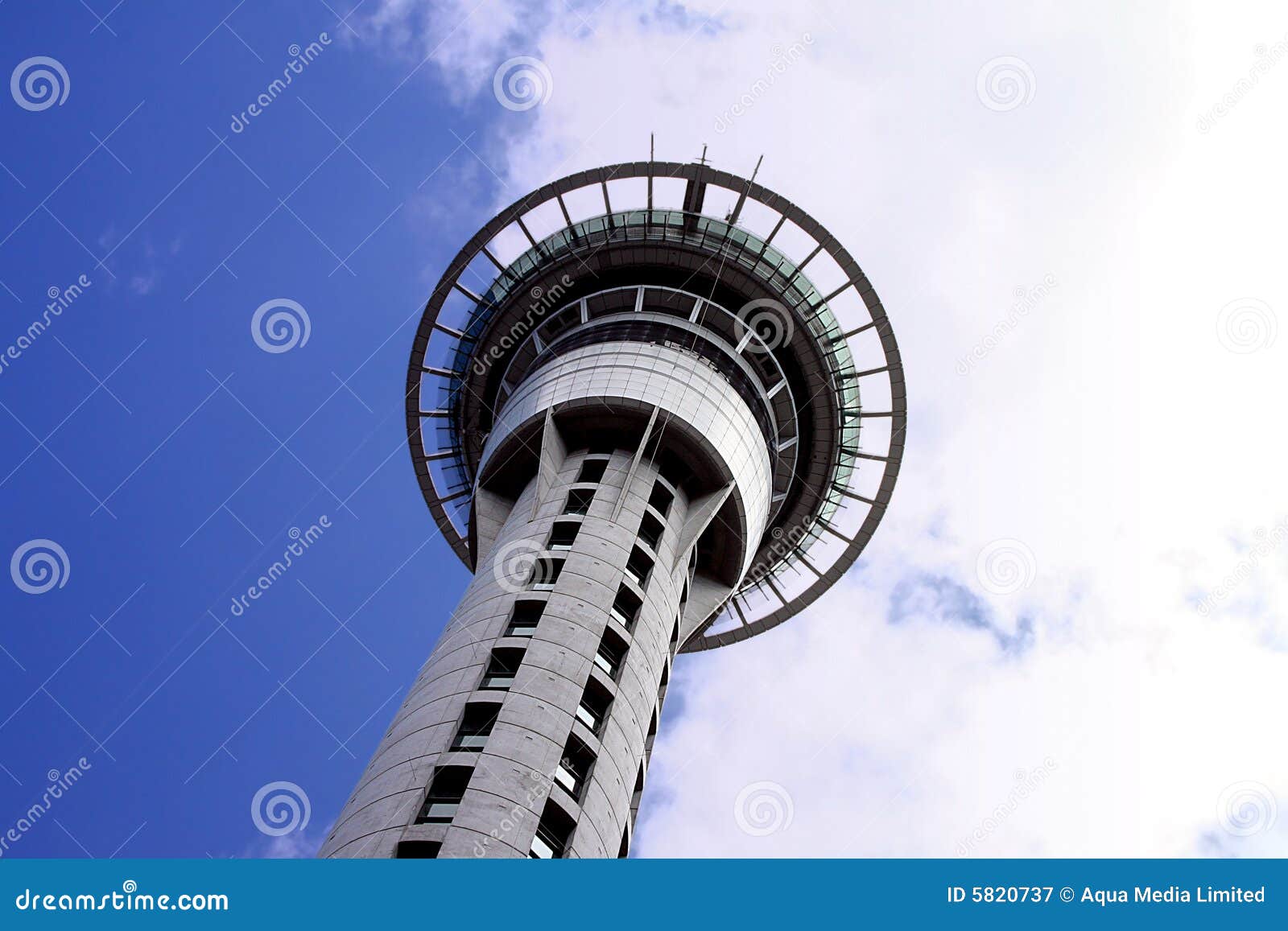 Auckland Skytower wordt bekeken die van onderaan, de Stad van Auckland, Nieuw Zeeland. Ruimte voor exemplaar.