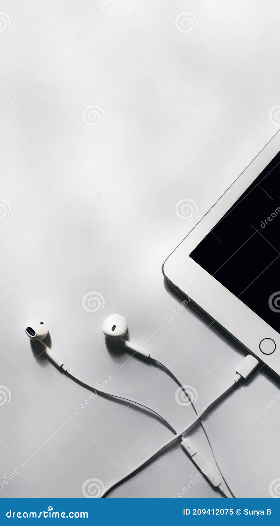 Audífonos Blancos Con Ipad Y Audífonos Fondo Blanco. Fotos De Fondo De Pantalla. Imagen de archivo - Imagen de manzana, fuente: 209412075 Audífonos Blancos Con Ipad Y Audífonos Fondo Blanco. Fotos De Fondo De Pantalla. Imagen de archivo - Imagen de manzana, fuente: 209412075