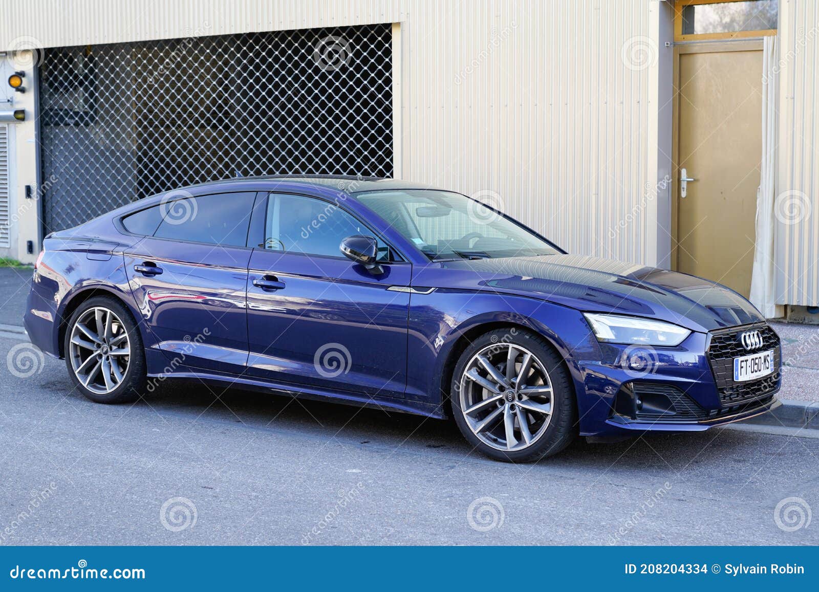 soborno Docenas Prisionero de guerra Audi A5 Carro Novo Azul Moderno Estacionado Na Rua Francesa Imagem de Stock  Editorial - Imagem de logotipo, sinal: 208204334