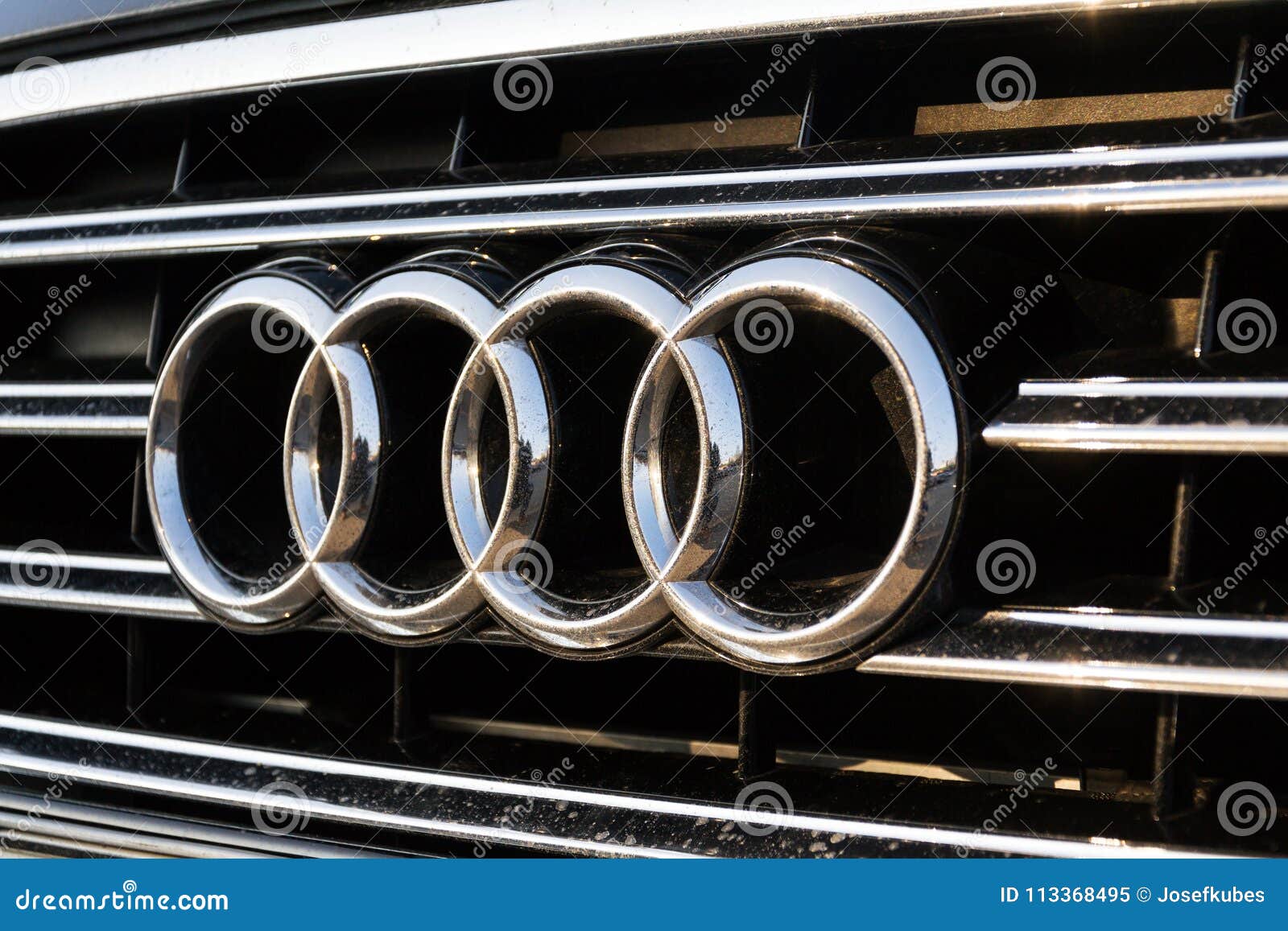 Audi Firmenlogo Auf Auto Redaktionelles Bild Bild Von Audi