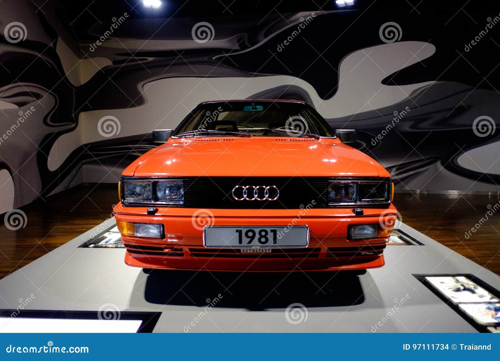 Oranje Audi 80 Quattro bij Ingolstadt-Museum Audi 80 is een compacte uitvoerende die auto door de Duitse die fabrikant Audi wordt geproduceerd aanvankelijk als Autounie en de Autounie van Audi NSU vanaf 1966 tot 1996 wordt bekend Het deelde zijn platform met Volkswagen Passat vanaf 1973 tot 1986 en was beschikbaar als sedan, en naam van Avant Audi ` s voor een stationcar CoupÃ© en de convertibele modellen waren niet badged als leden van de waaier maar deelden hetzelfde platform en vele delen